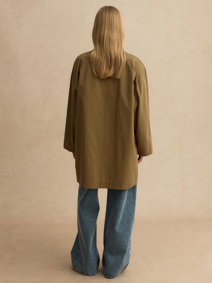 Trench con mantella removibile verde in puro cotone_4