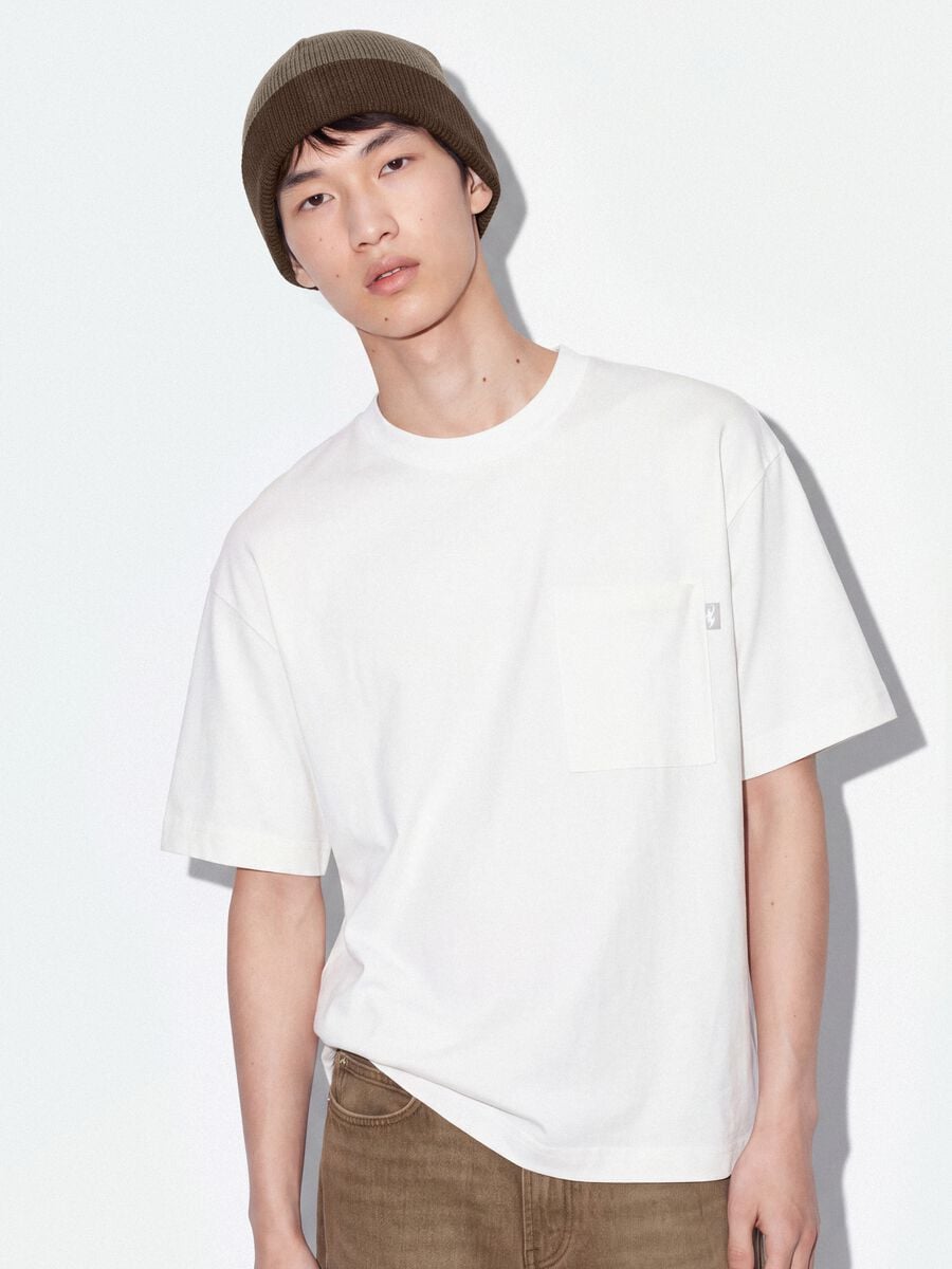 T-shirt bianca in puro cotone girocollo con taschino boxy fit_3