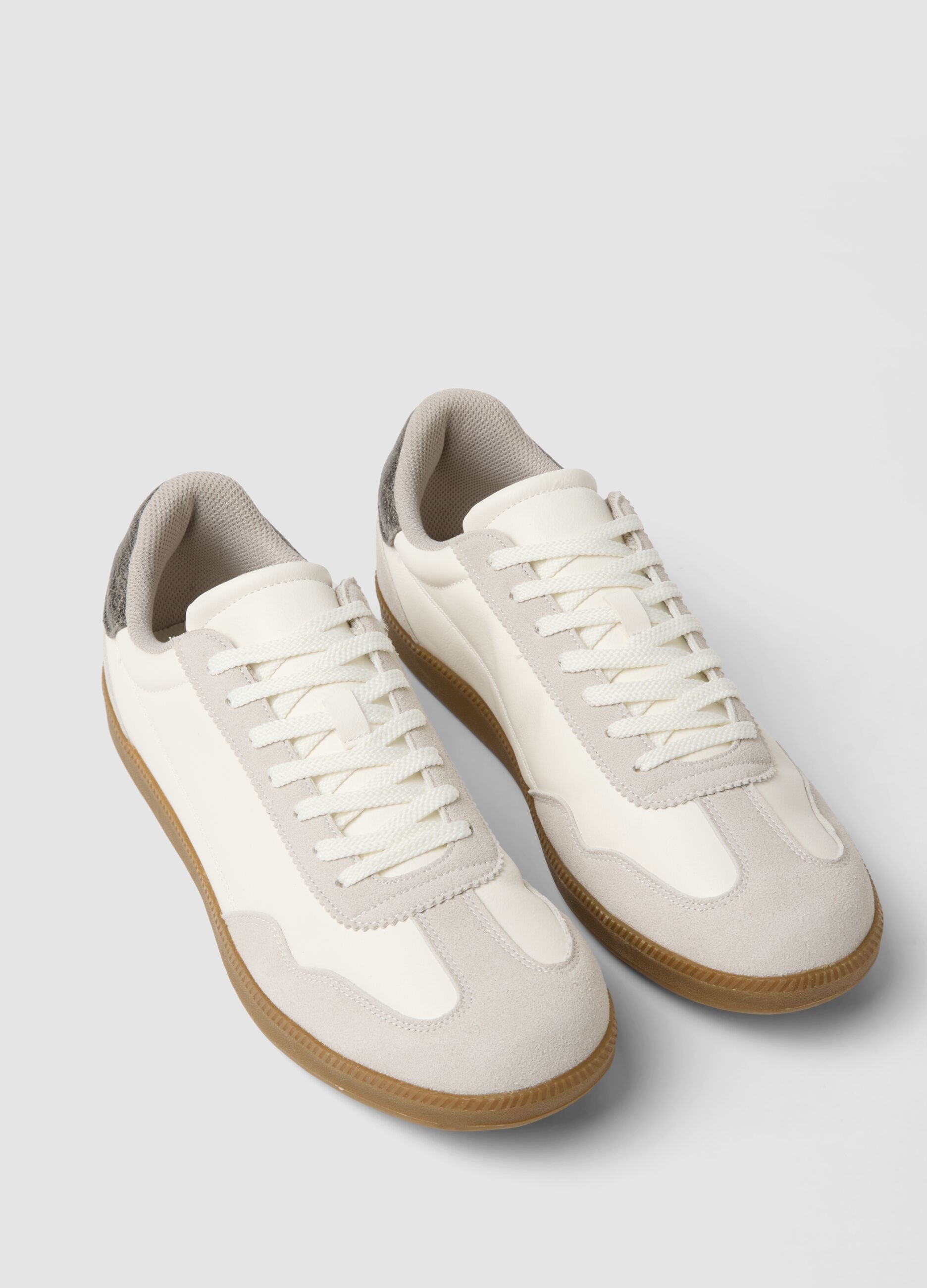 Sneakers bianche casual con suola a contrasto