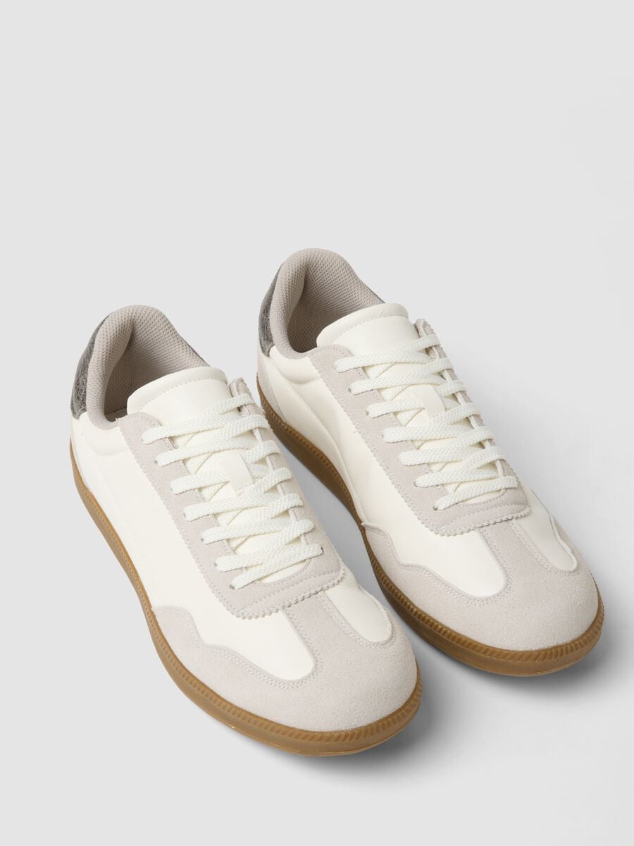Sneakers bianche casual con suola a contrasto_1