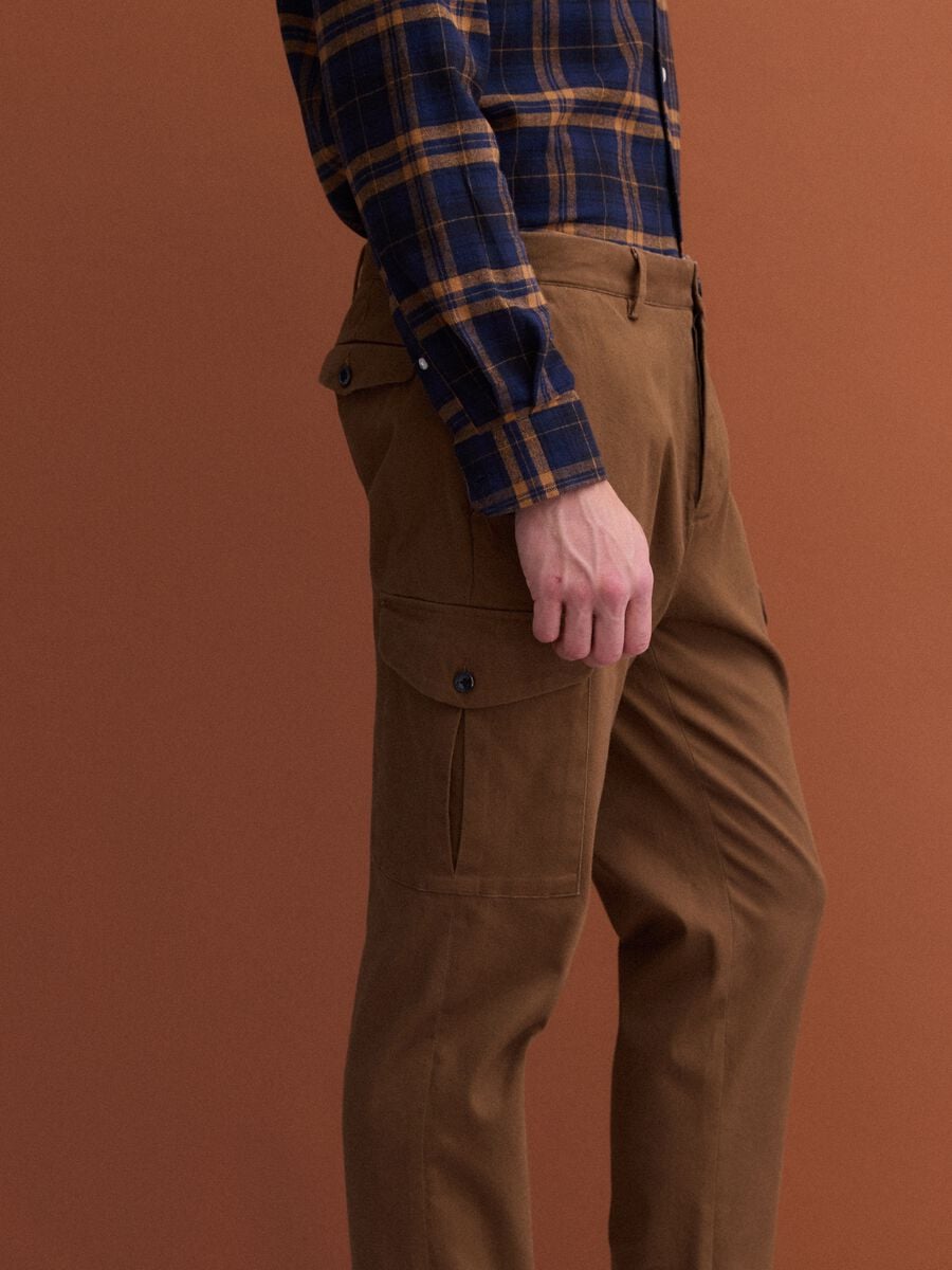 Pantaloni marroni cargo in twill di cotone elasticizzato comfort fit_2