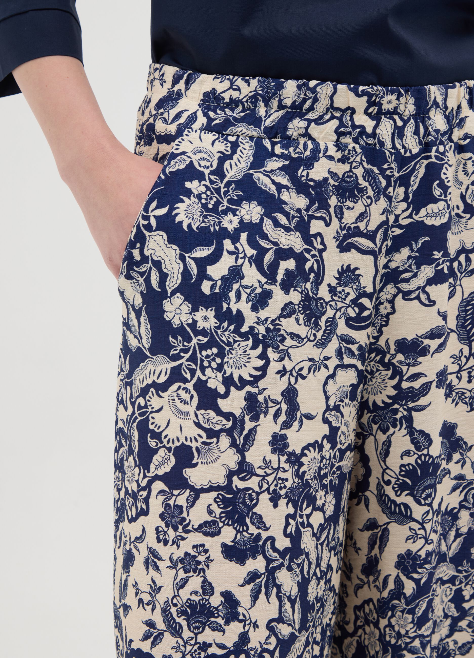 Women's Multicolour Regular Fit Trousers with Floral Pattern