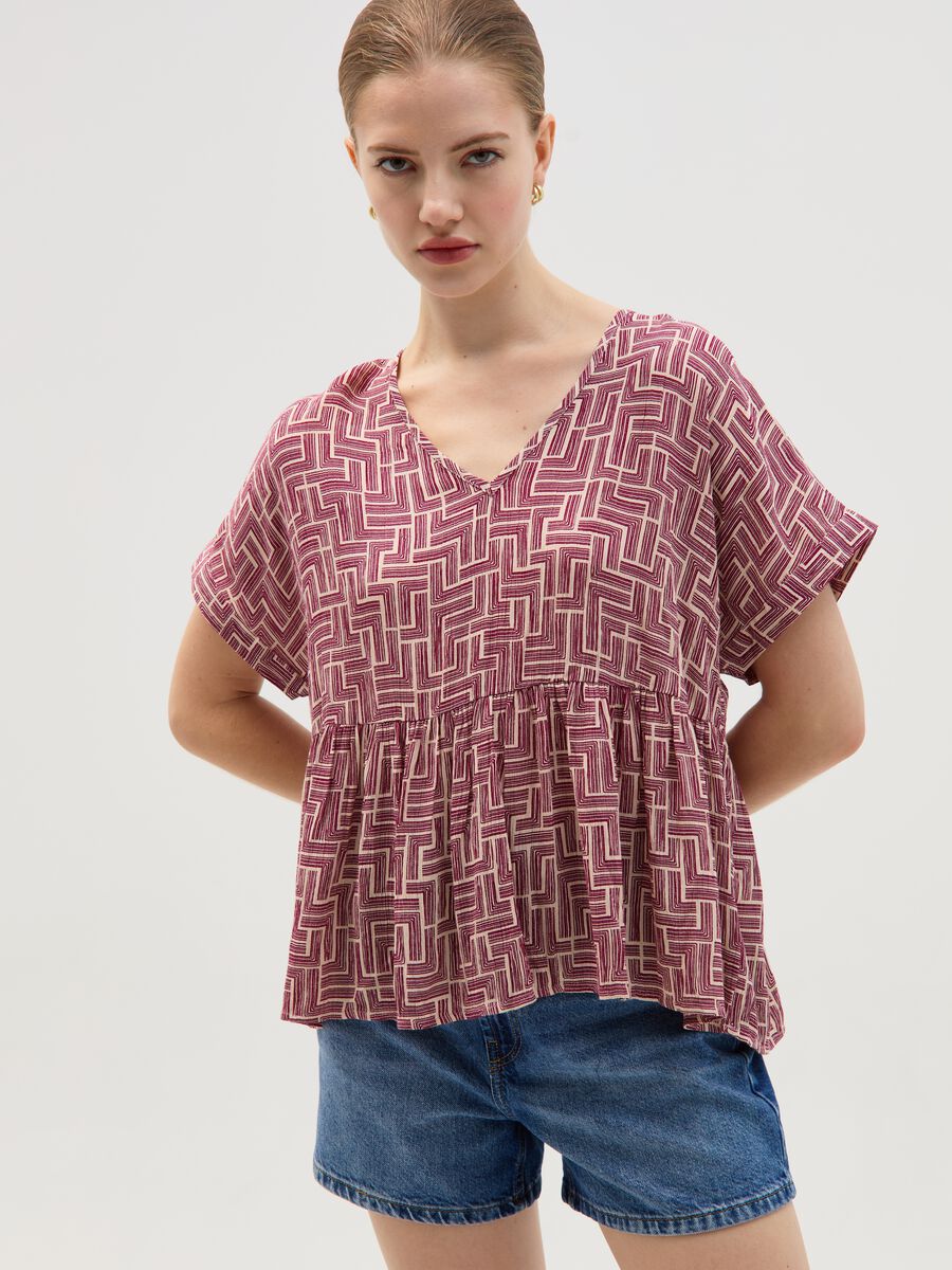 Blusa con scollo a V e balza_0