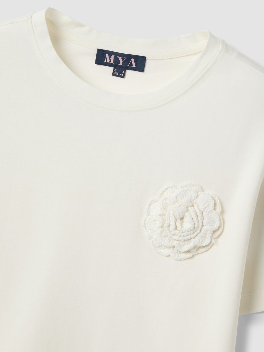 Regular fit pure white cotton T-shirt with appliqued flower_5