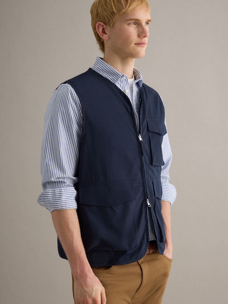 Gilet blu regular fit con zip e tasche frontali_3