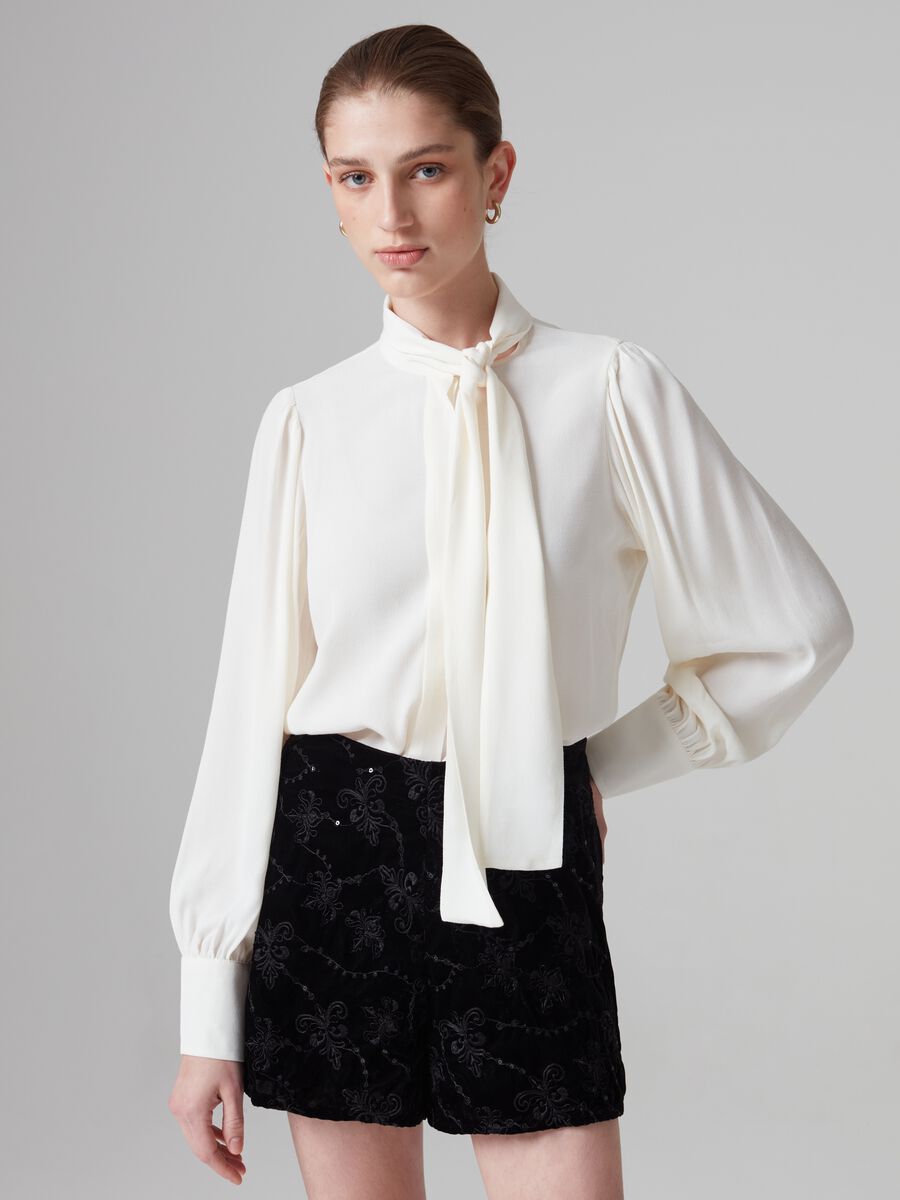 Blusa in viscosa con foulard_0