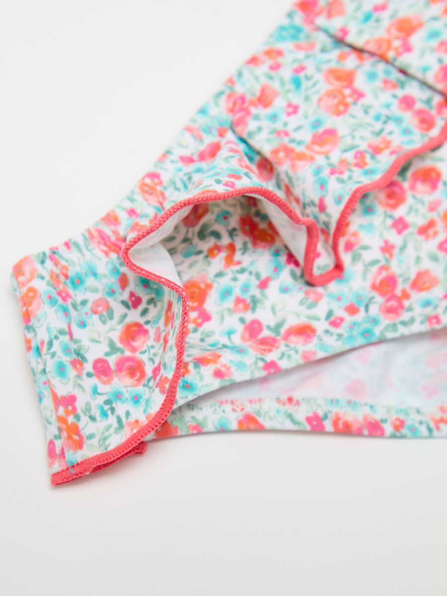 Bikini briefs with floral pattern and flounce_2