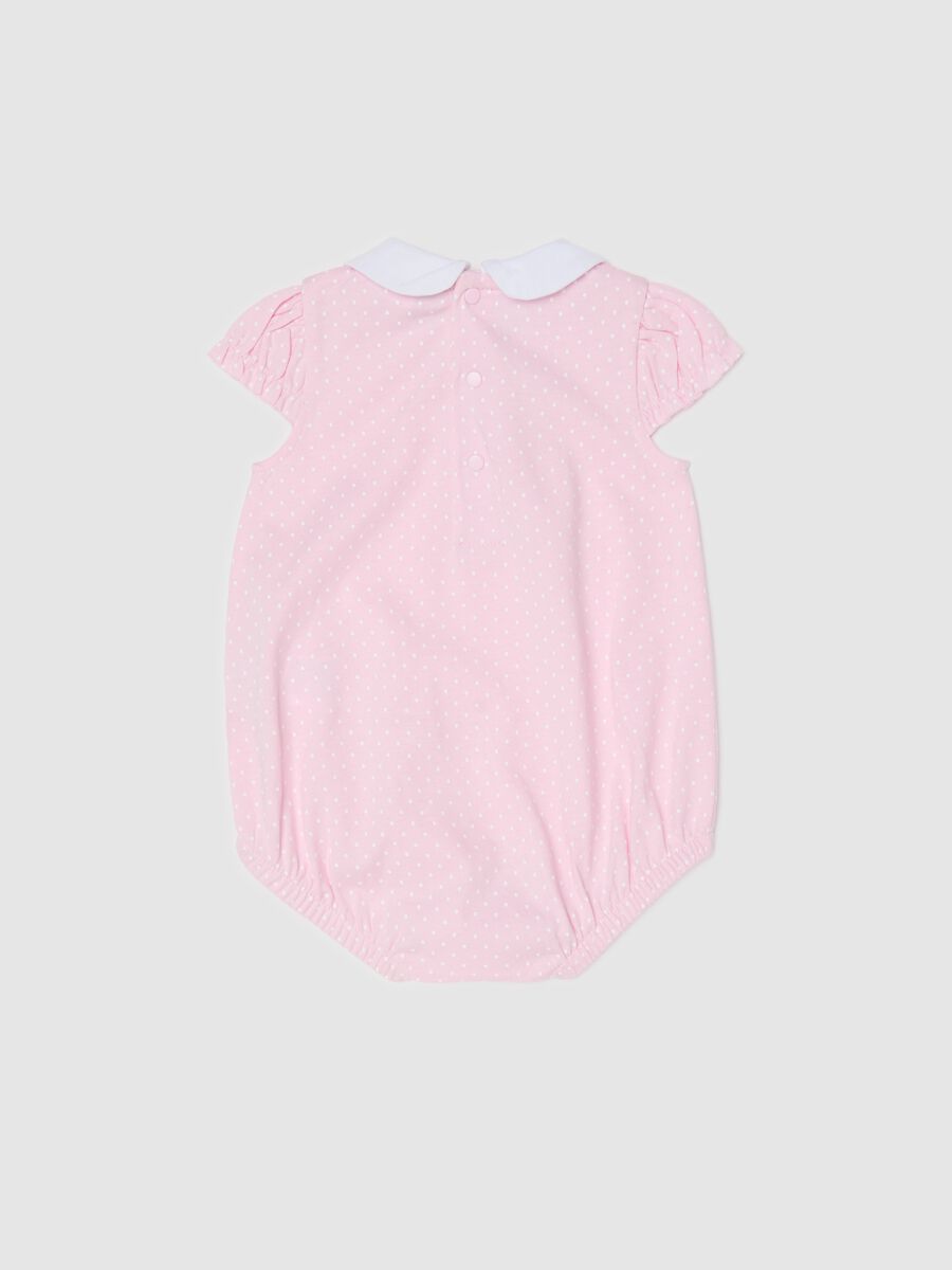 Pink romper suit in organic cotton with micro polka dot pattern_1