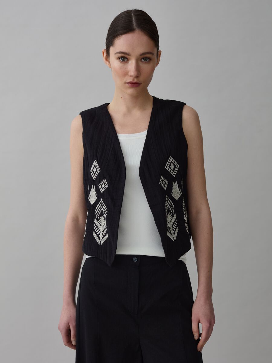 Open gilet with ethnic embroidery_0