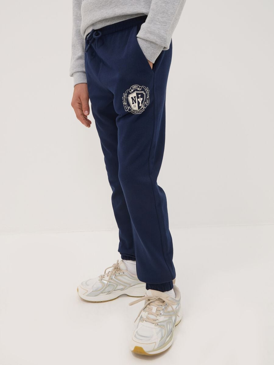 Pantaloni jogger blu in puro cotone con stampa_1