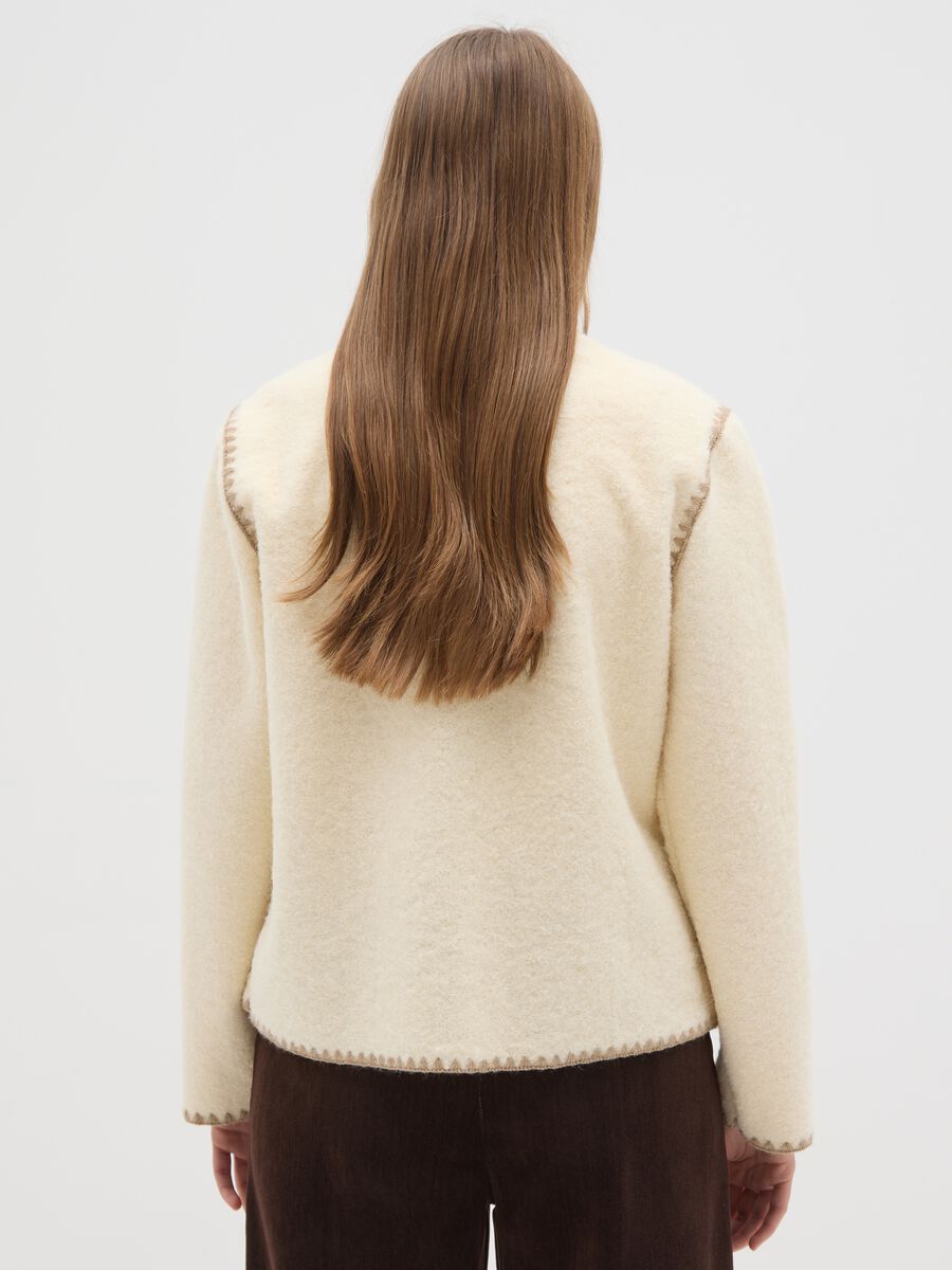 Giacca beige regular fit con bottoni e tasche_2