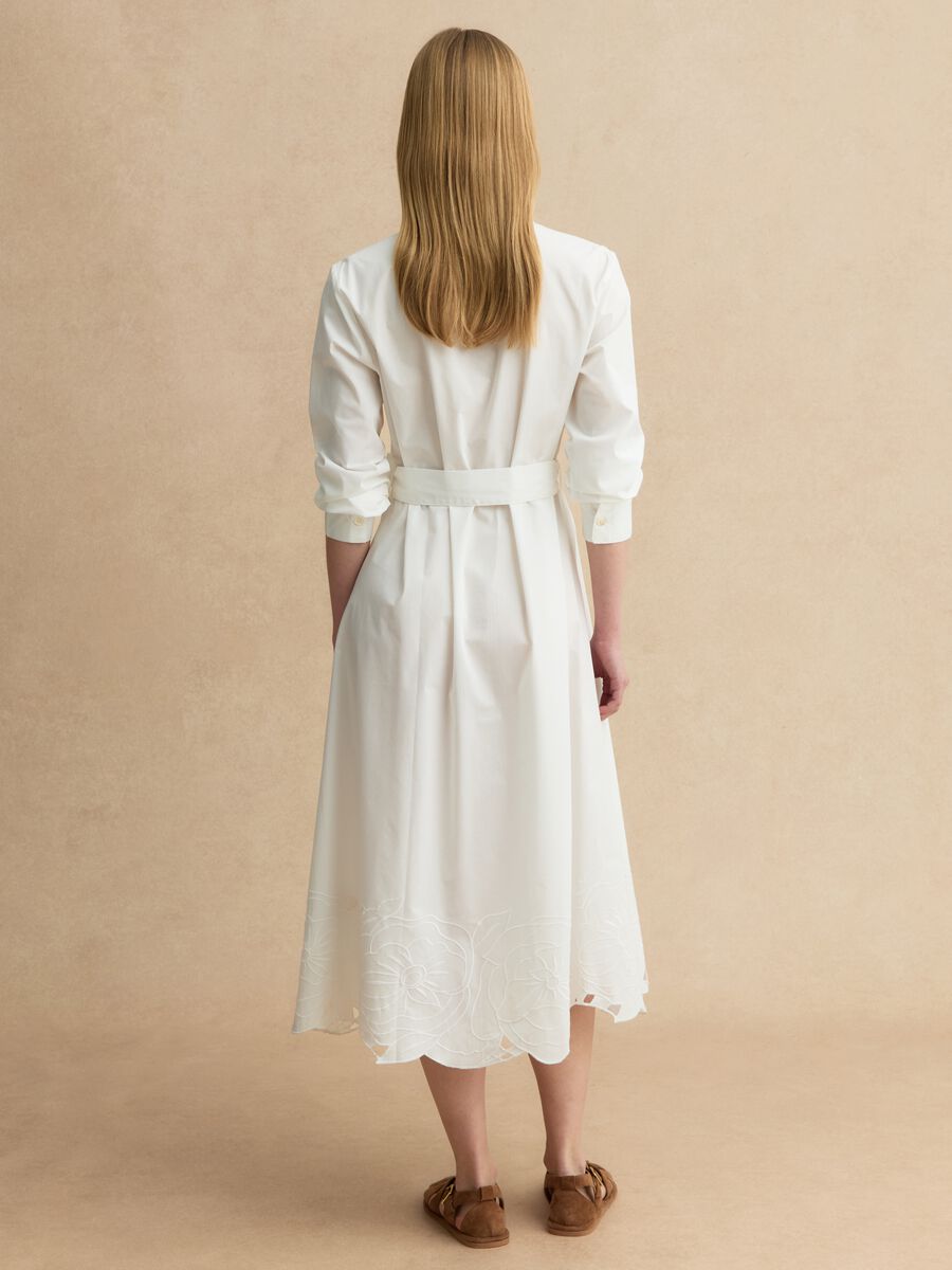 Abito lungo bianco in puro cotone regular fit con ricami_3