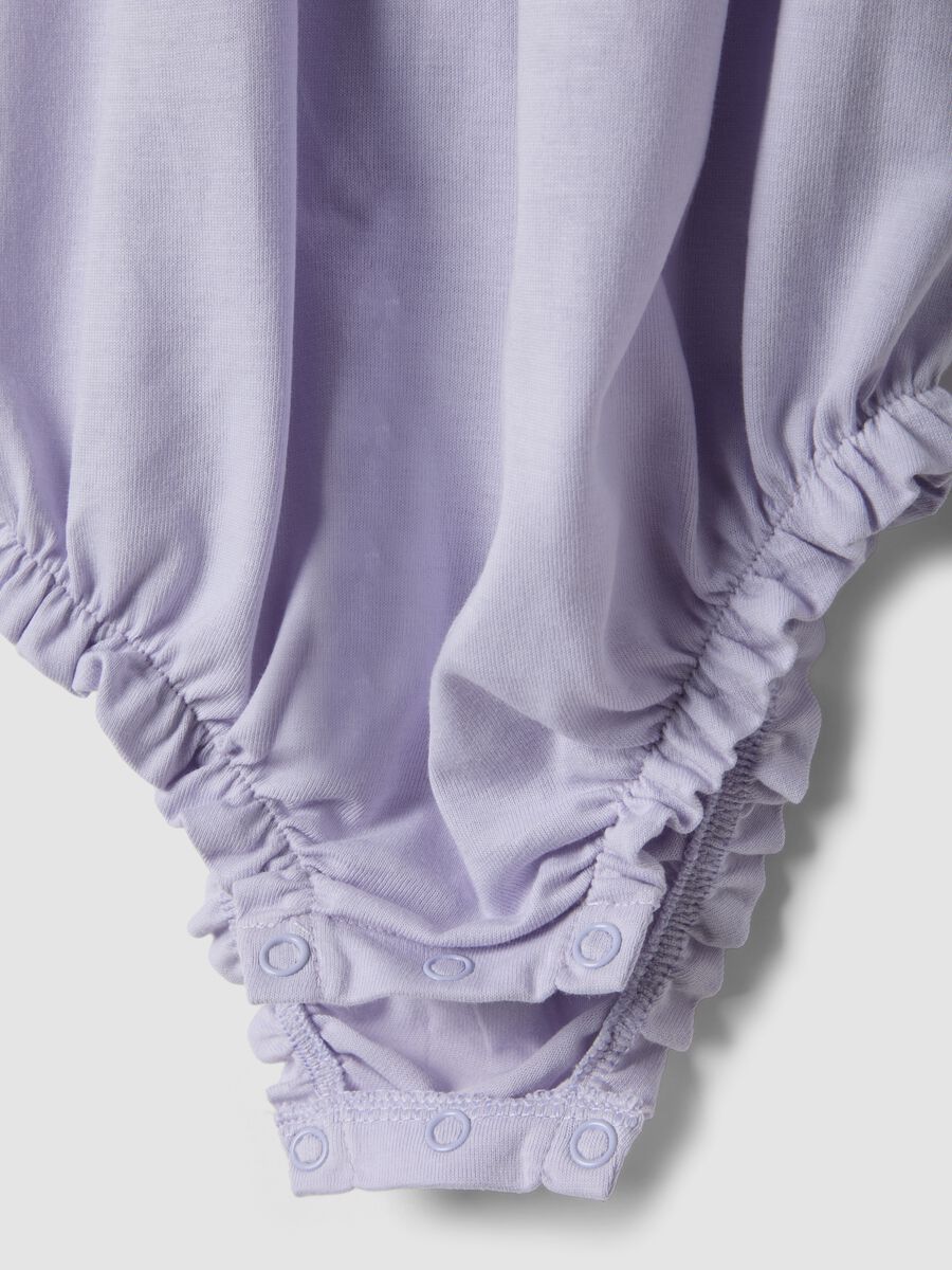 Pagliaccetto viola in puro cotone con volant per neonata_2