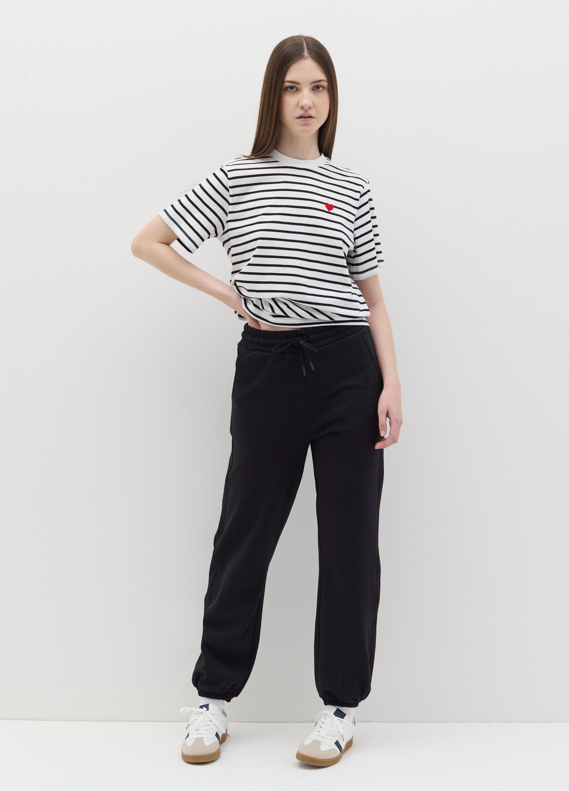 T-shirt in cotone con ricamo