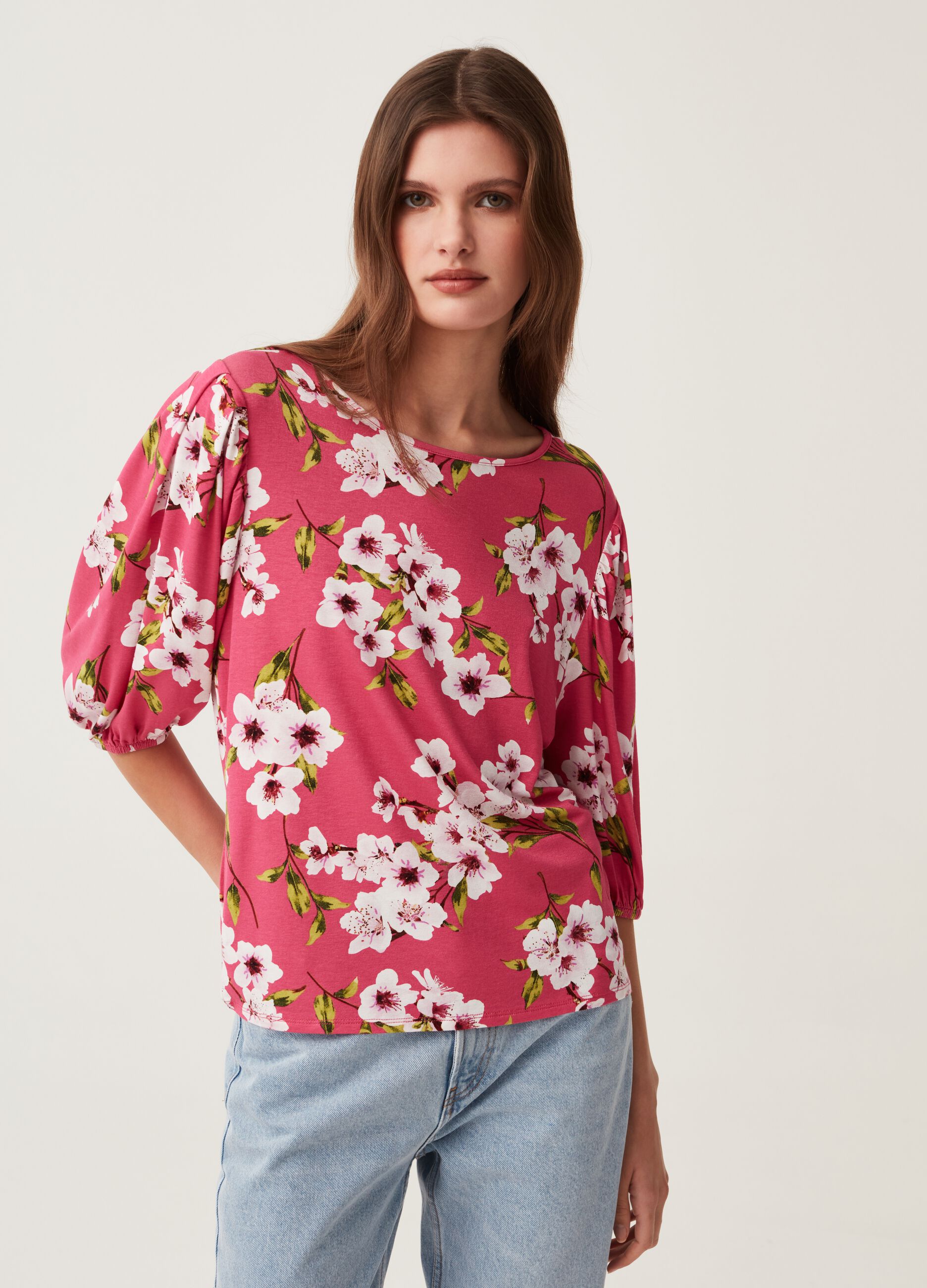 T-shirt floreale con maniche a palloncino_1