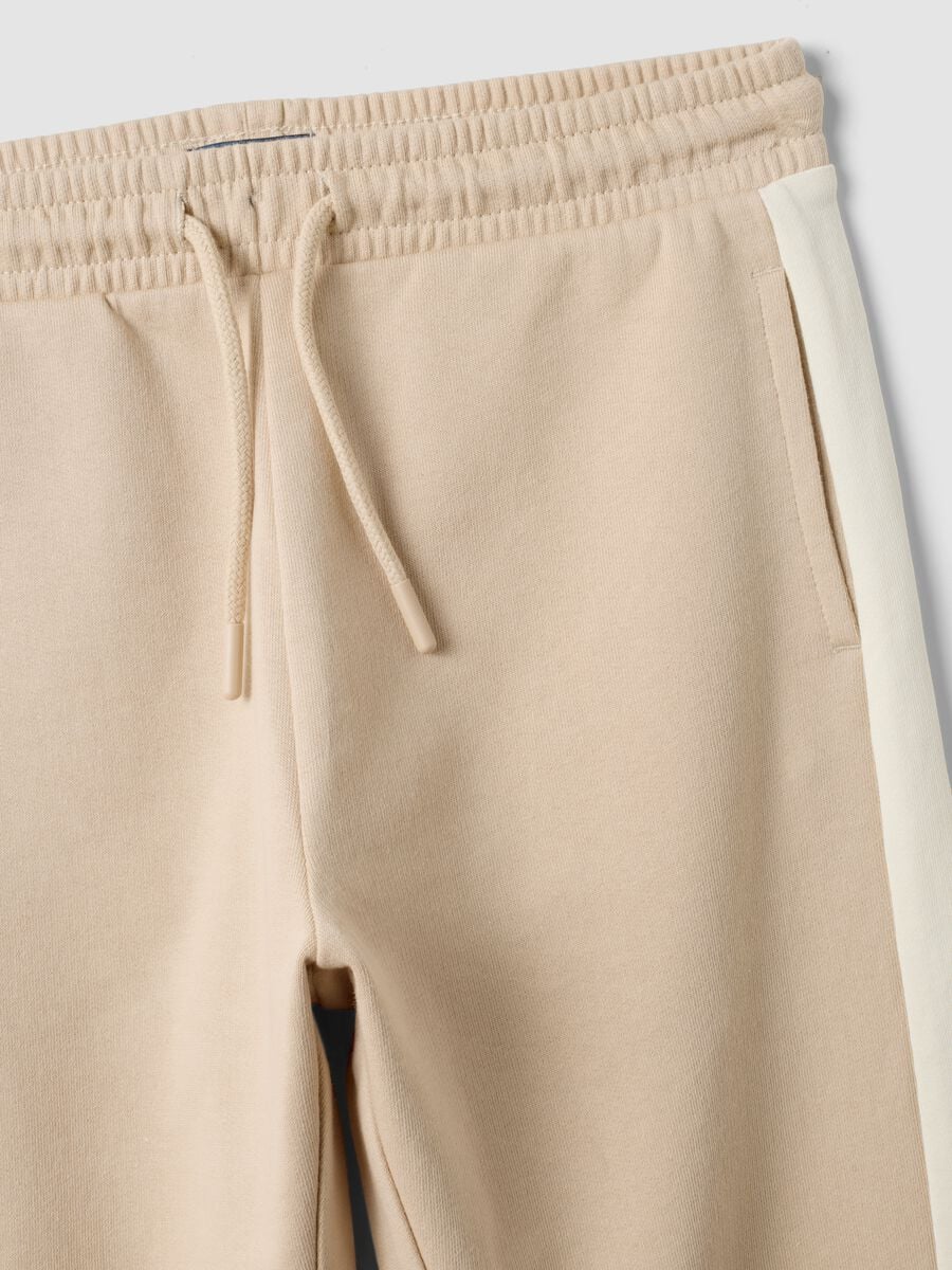 Pantaloni jogger beige in puro cotone con bande laterali per ragazzo_5