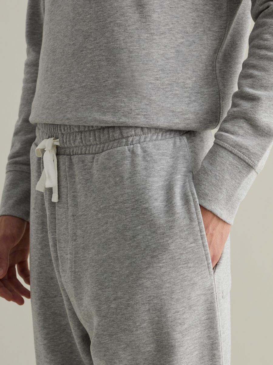 Joggers con coulisse e tasche_3