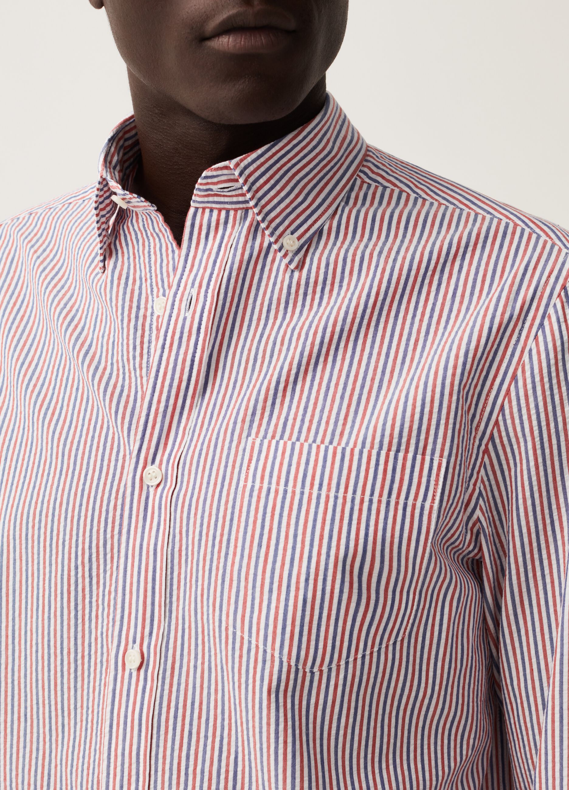 Camicia regular fit in cotone seersucker a righe sottili_3