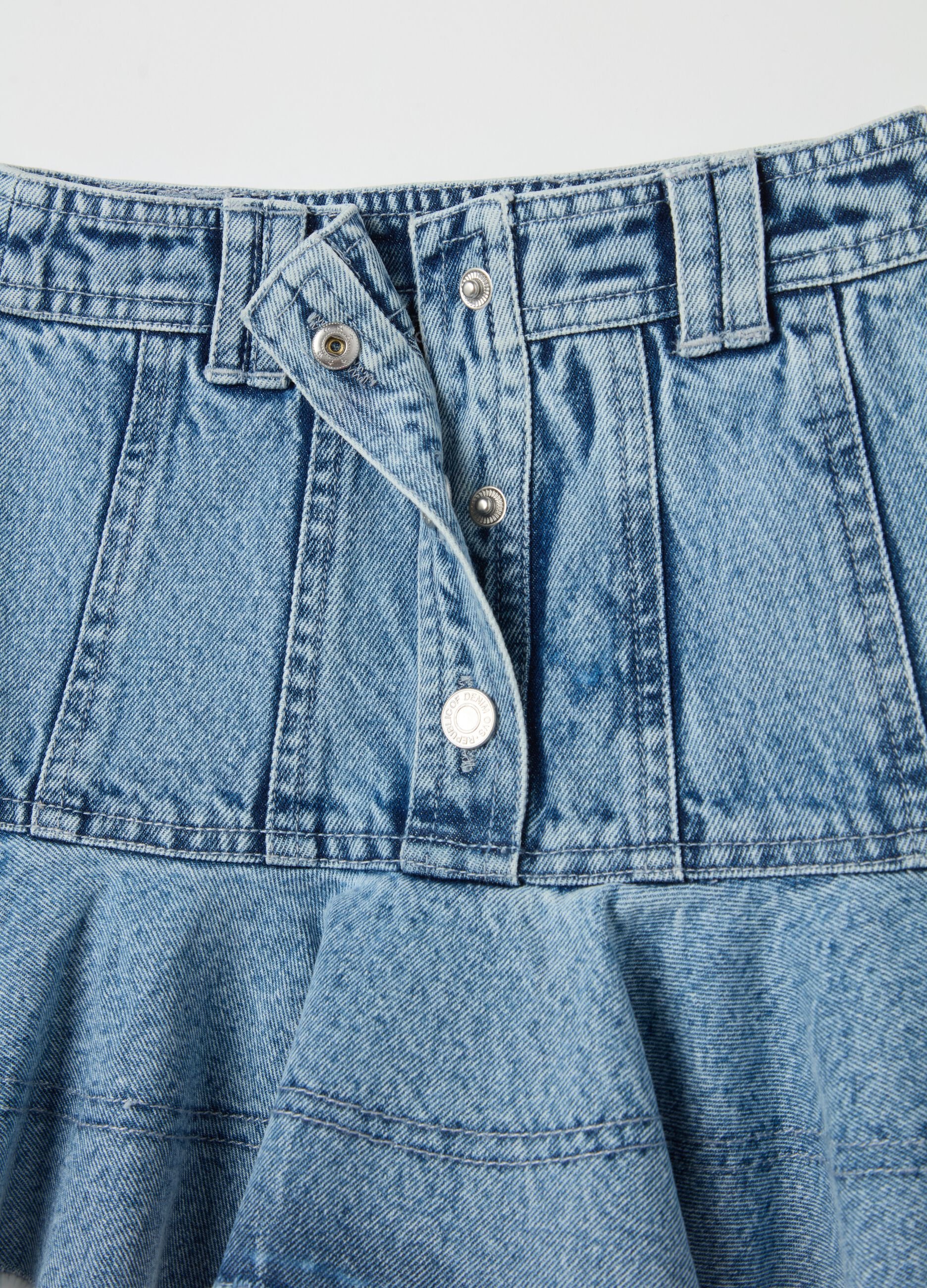 Minigonna in denim con volant 