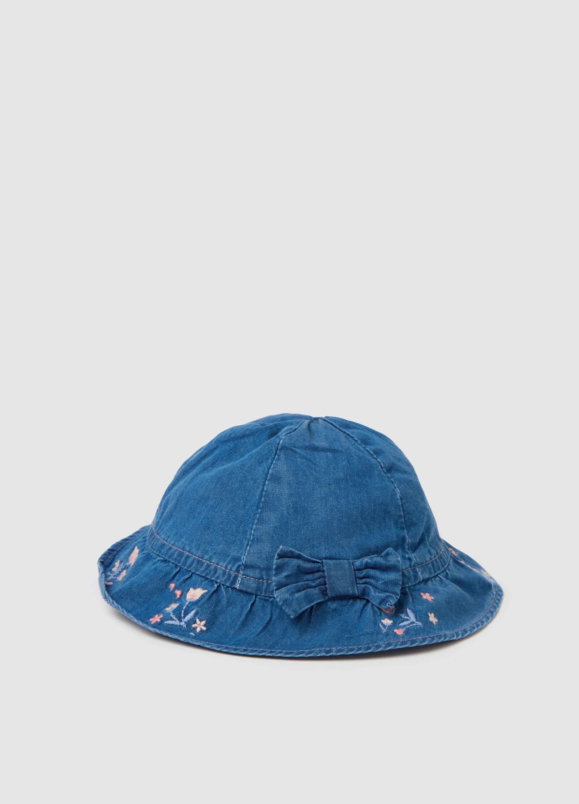 Cappello in denim con ricamo fiori e fiocco