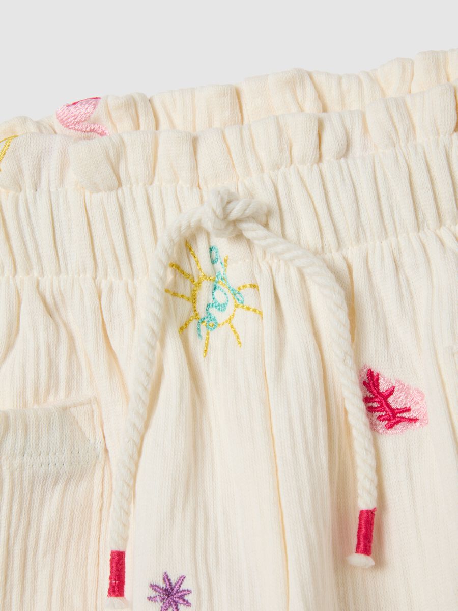 Girls' beige cotton shorts regular fit with embroidery_2