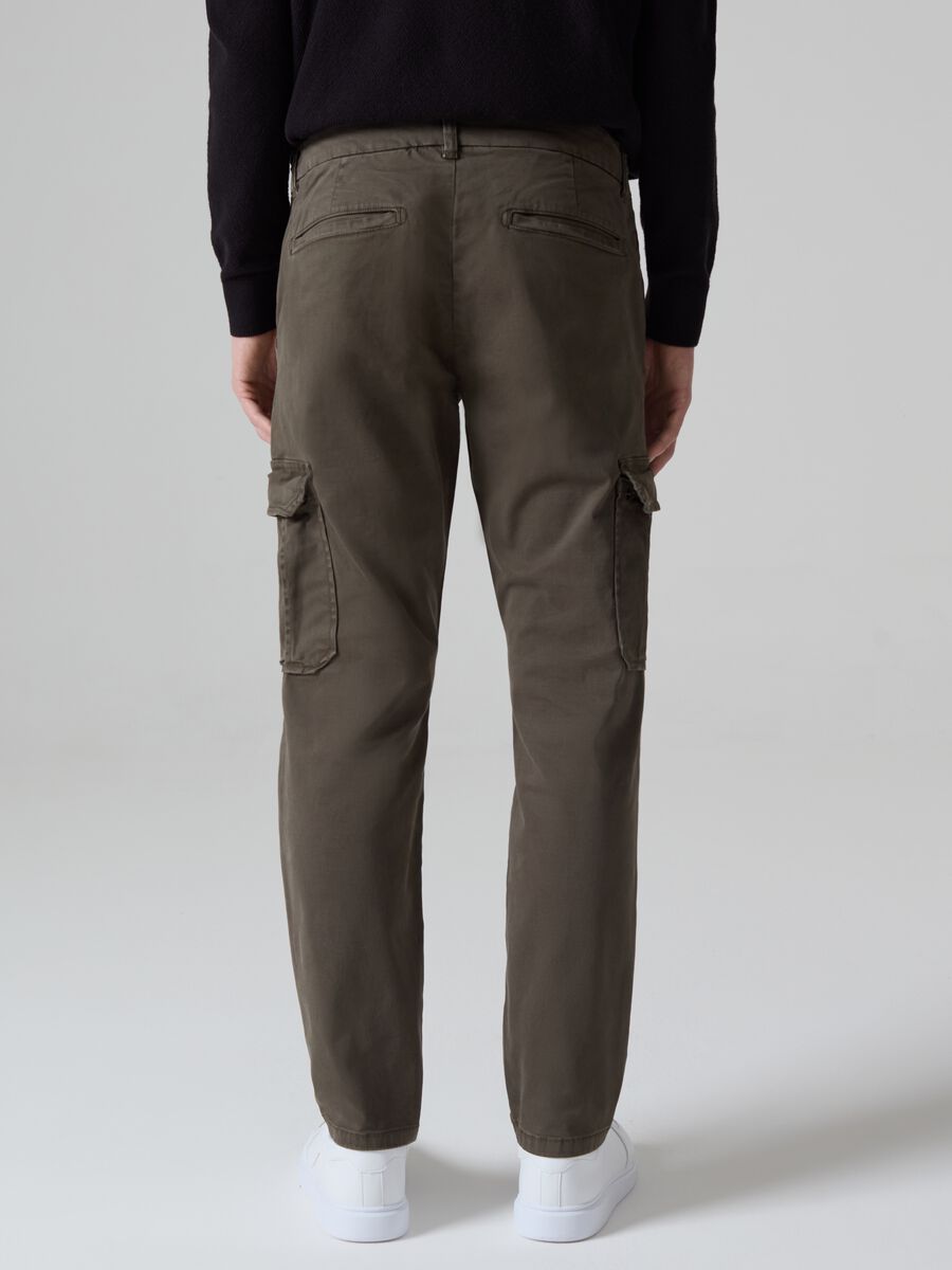 Pantalone chino cargo in cotone stretch_2