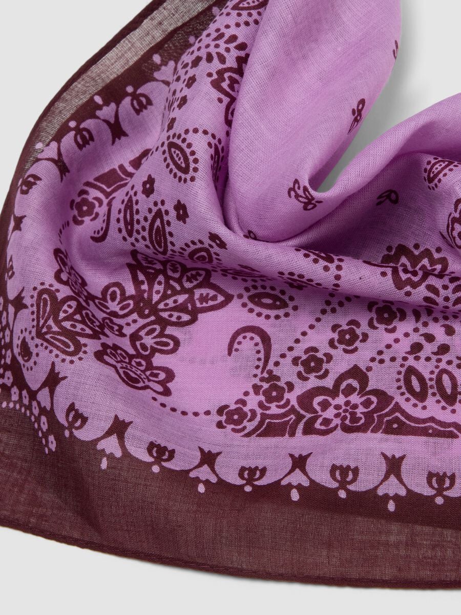 Foulard viola in puro cotone con stampa paisley_1