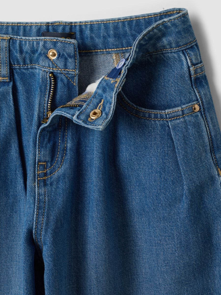 Jeans blu baggy in puro cotone con risvolto ricamato per bambina_2