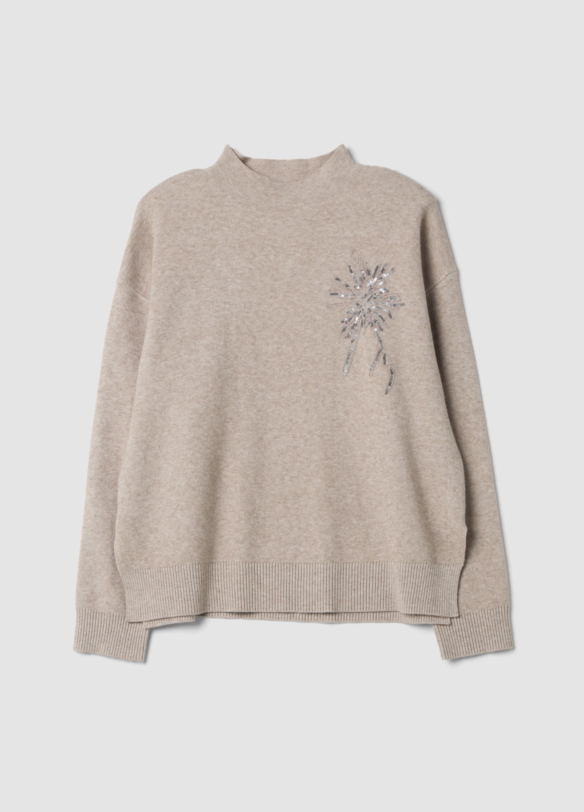 Maglia cammello in misto viscosa con ricamo paillettes regular fit