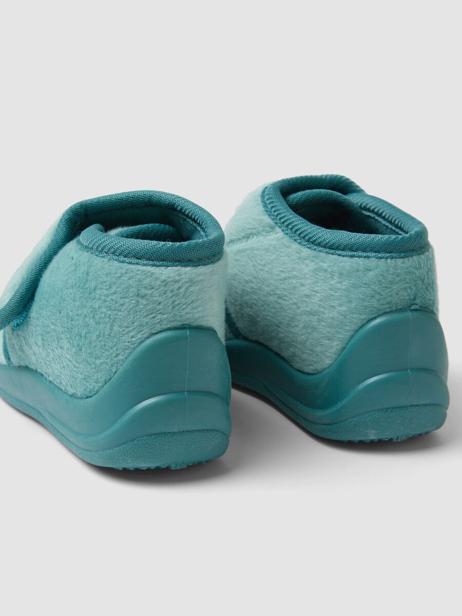 Pantofole verde con chiusura a strappo e ricamo_2
