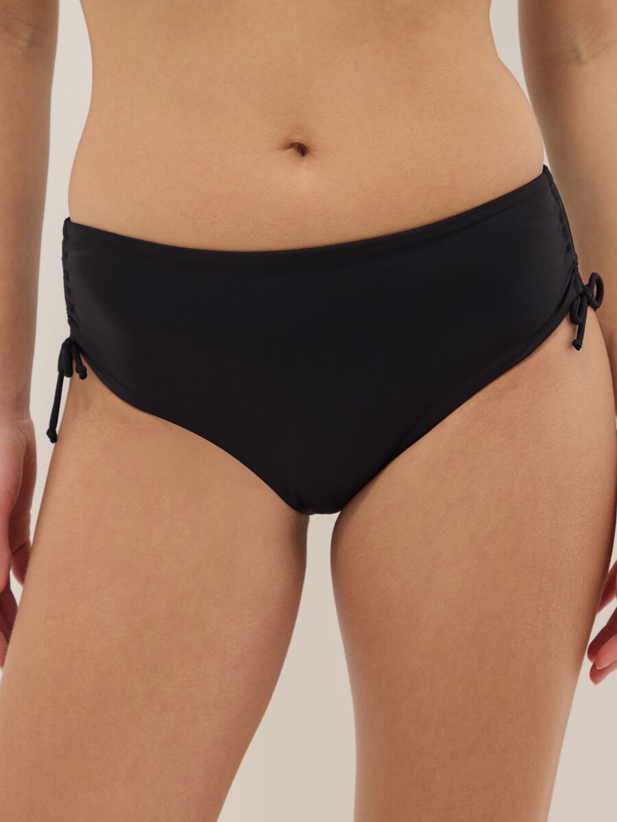 Slip da mare elasticizzato nero con dettagli arricciati_1