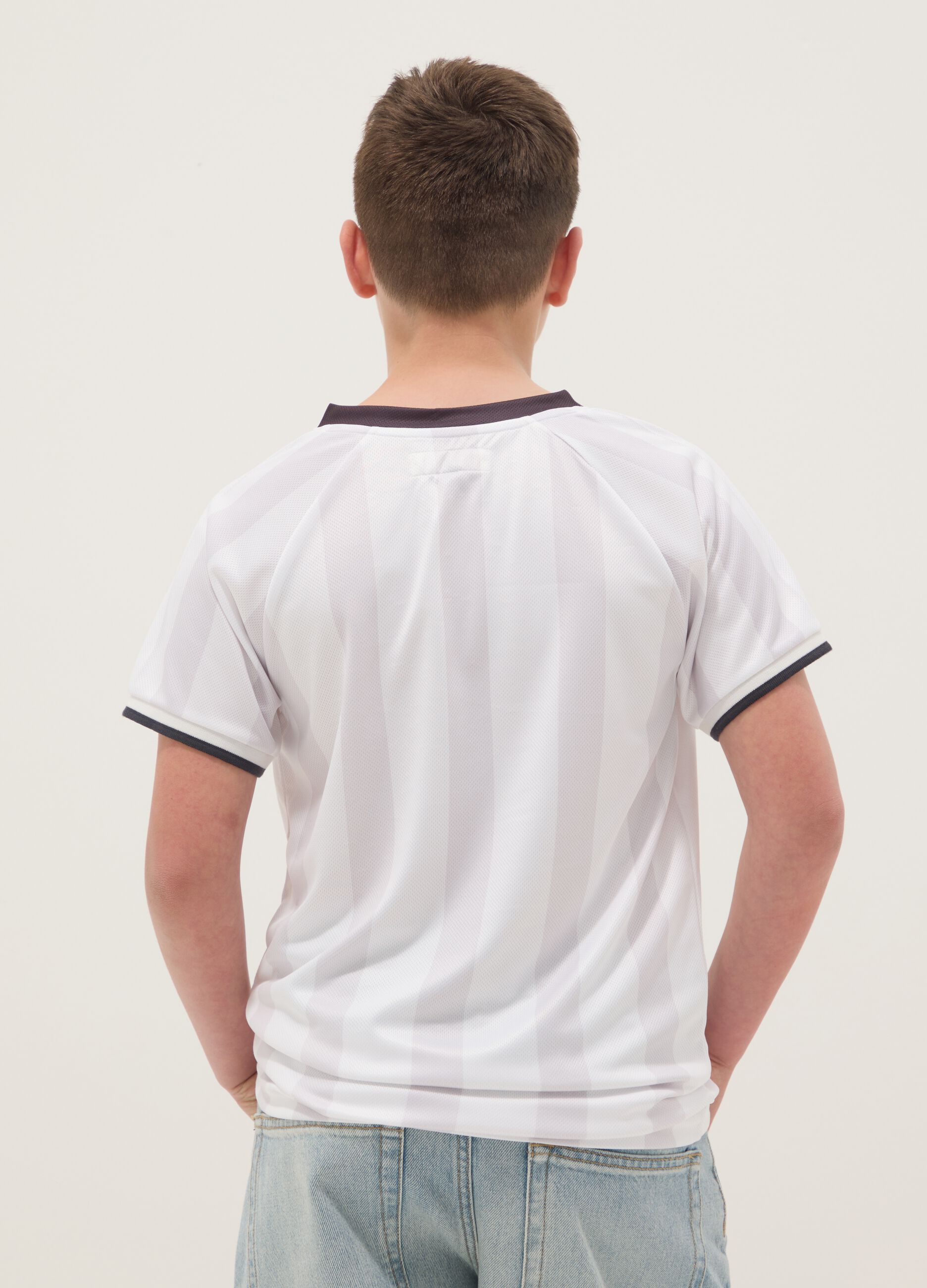 White boys&rsquo; sporty T-shirt with vertical stripes and Jeep logo