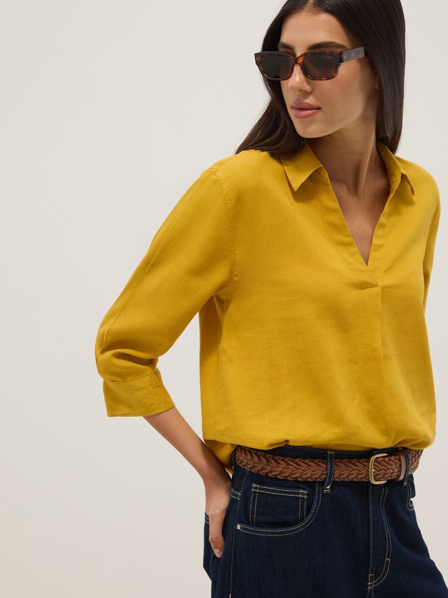 Camicia in misto lino e viscosa gialla regular fit con collo a V_0