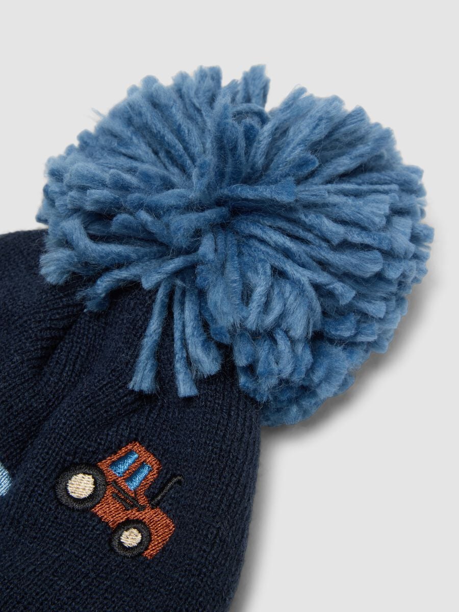 Cappello blu in maglia con pompon e ricami di trattori_2