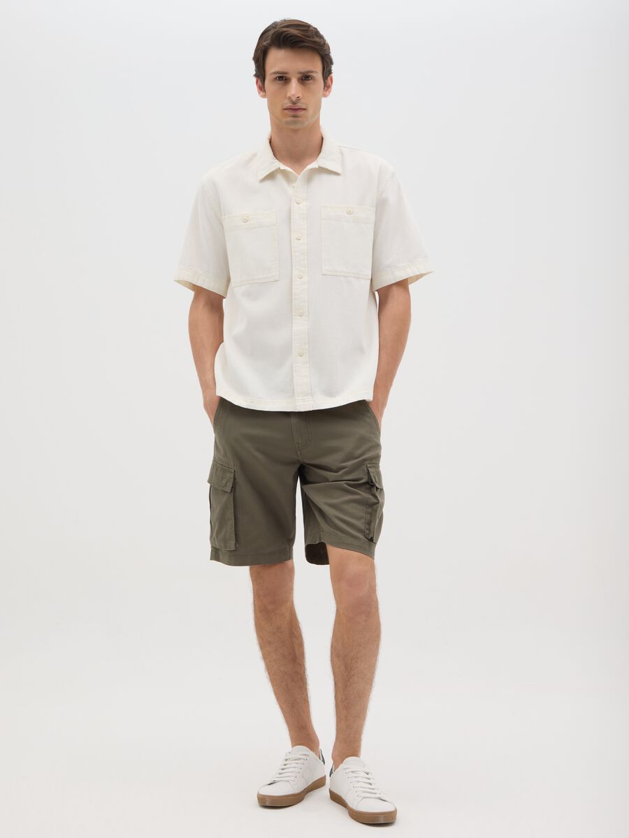 Bermuda da uomo in puro cotone verde regular fit_0