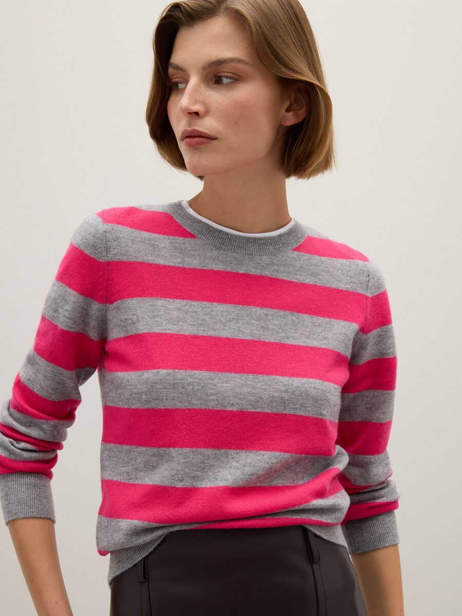 Maglione a righe grigie e rosa in pura lana_0