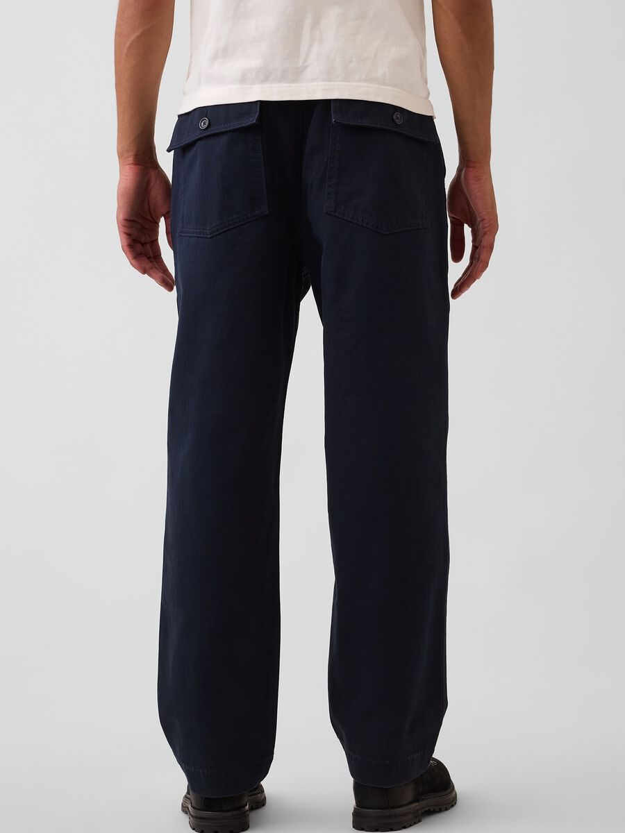 Pantaloni blu navy in puro cotone con tasche applicate_4