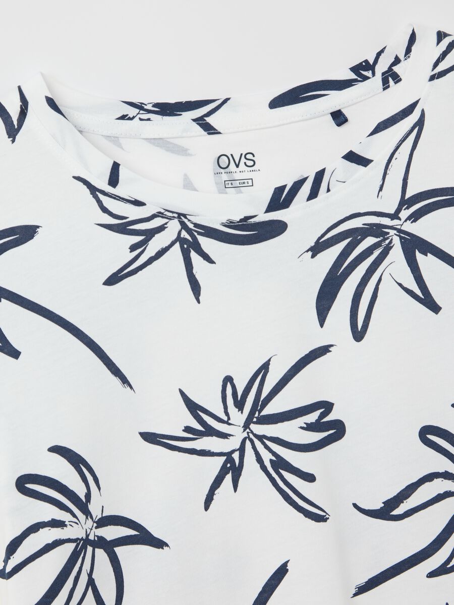 White T-shirt with floral print_5