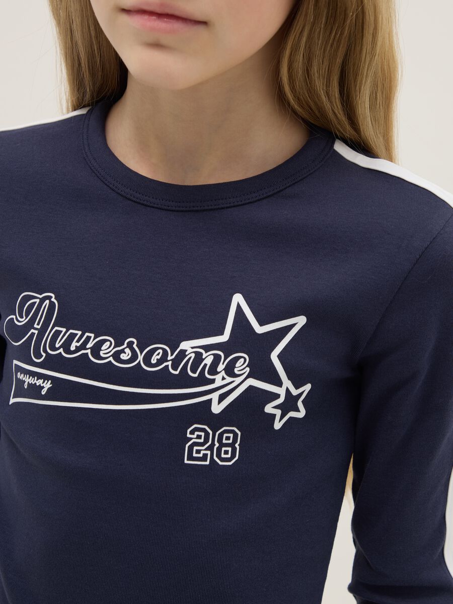 T-shirt in cotone elasticizzato blu da ragazza slim fit con stelle_2
