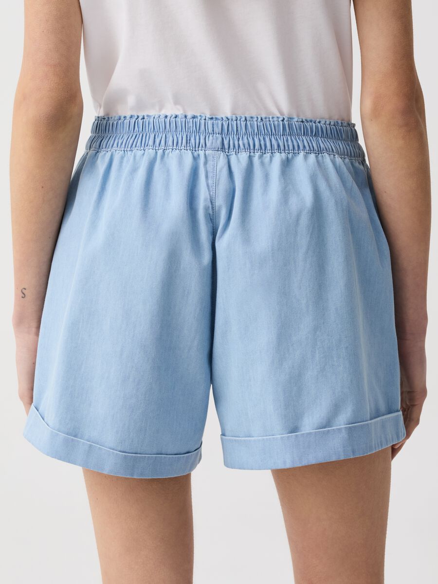 Fluid denim shorts with pockets_2