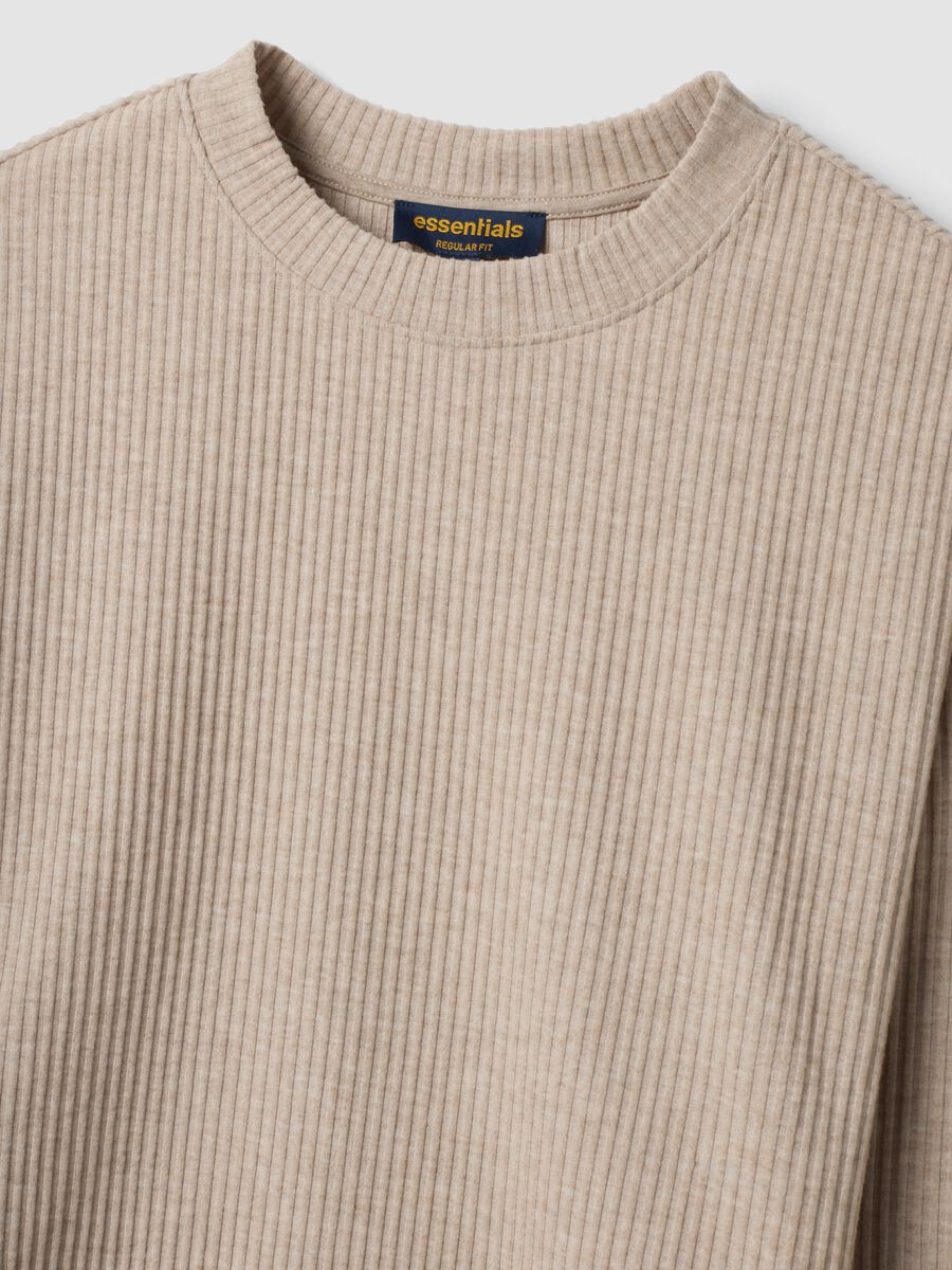 T-shirt beige a girocollo in viscosa elasticizzata a coste regular fit_1