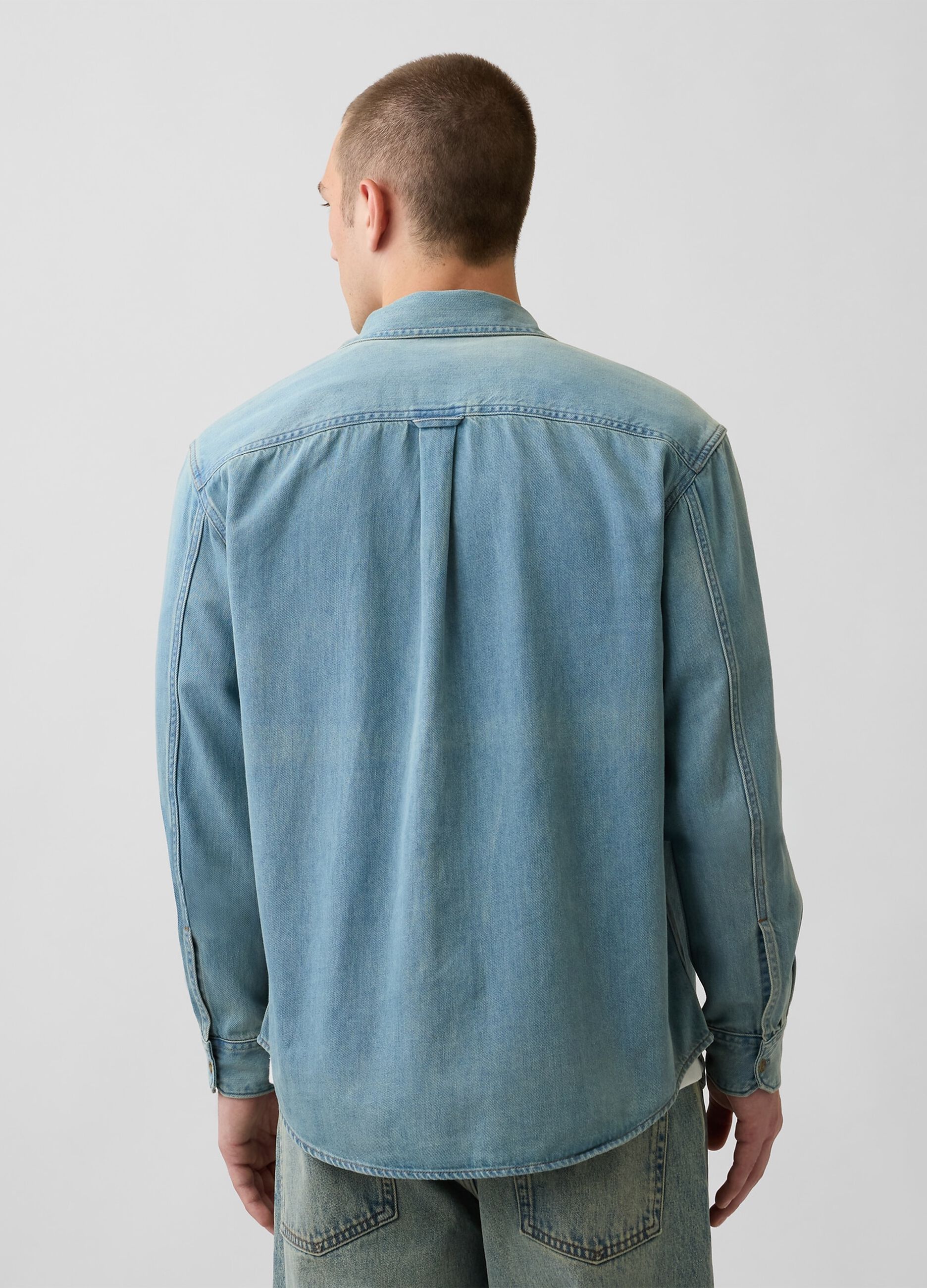 Denim shirt in a cotton and lyocell blend with two pockets