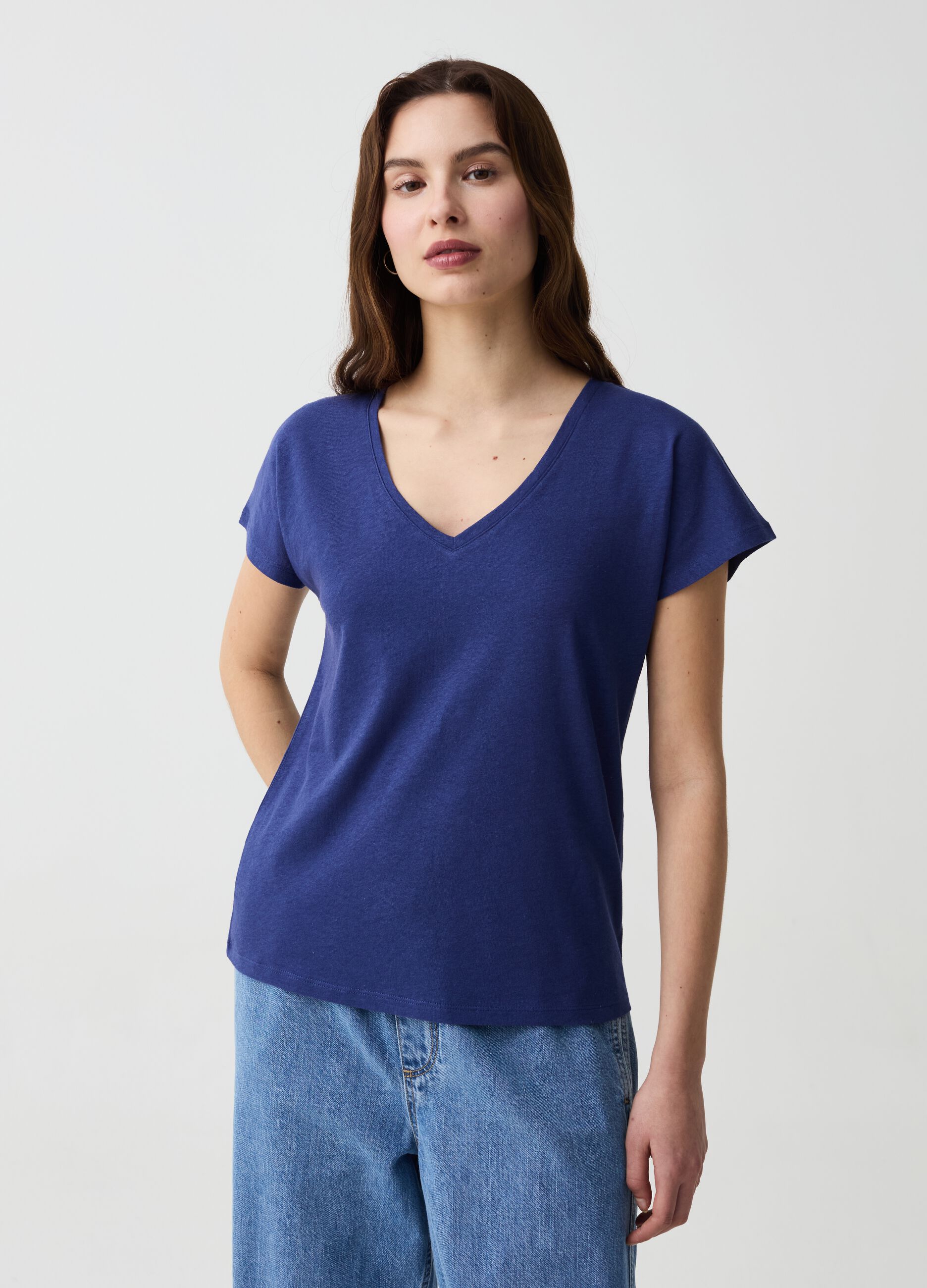 T-shirt in lino e cotone con scollo a V