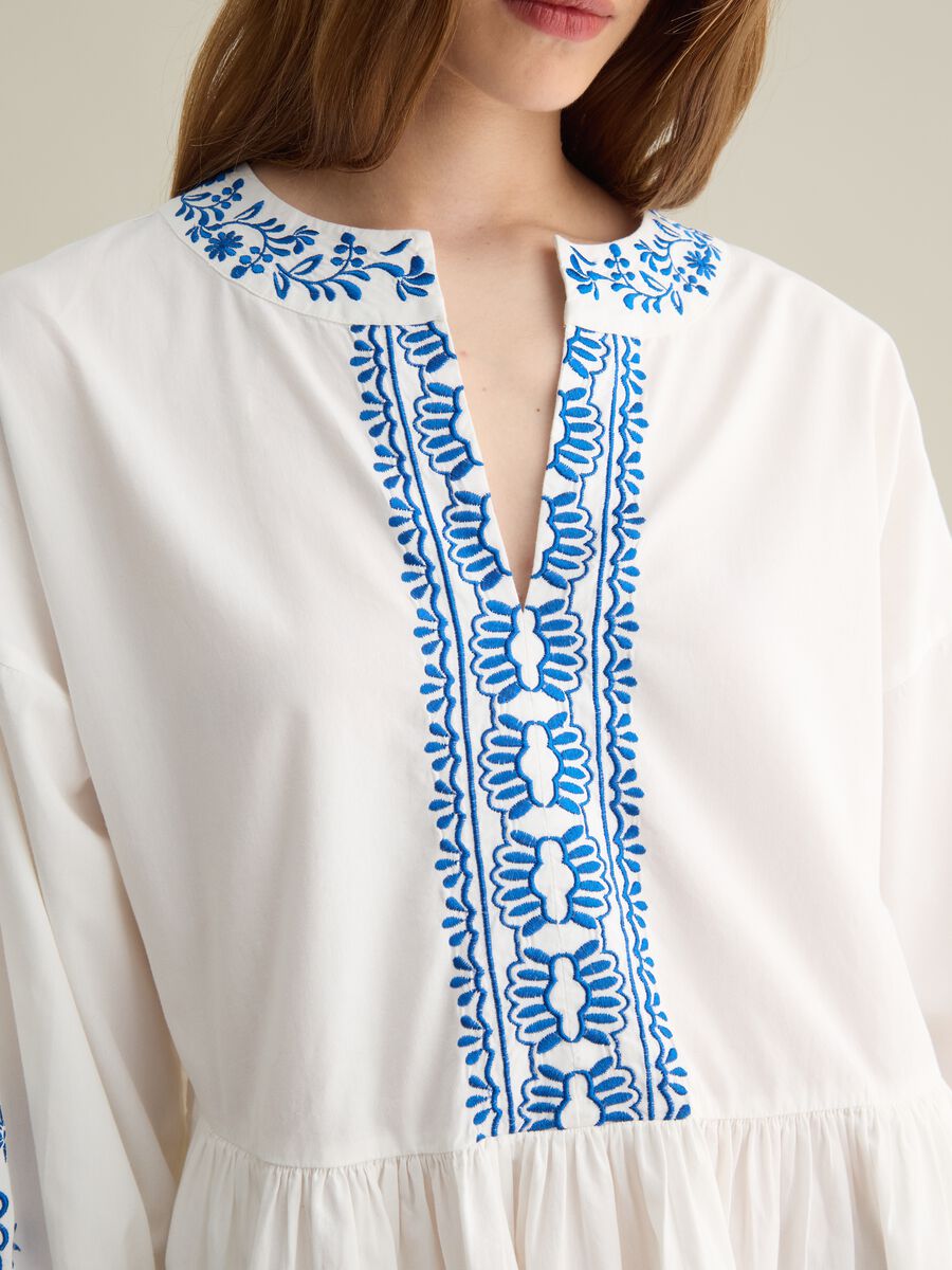 White dress with blue embroidery in cotton_2