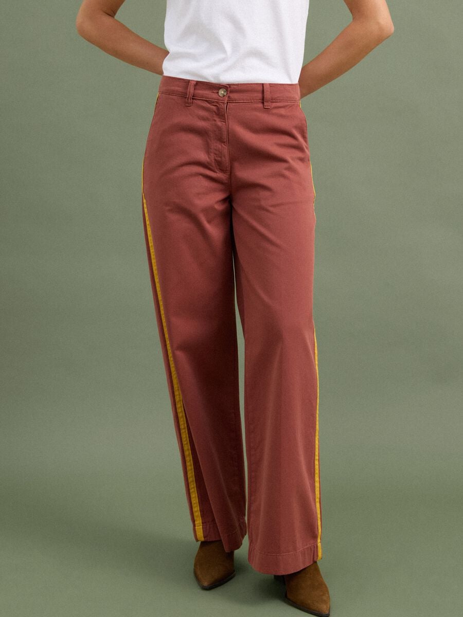 Pantaloni chino rossi wide leg in puro cotone con bande a contrasto_1