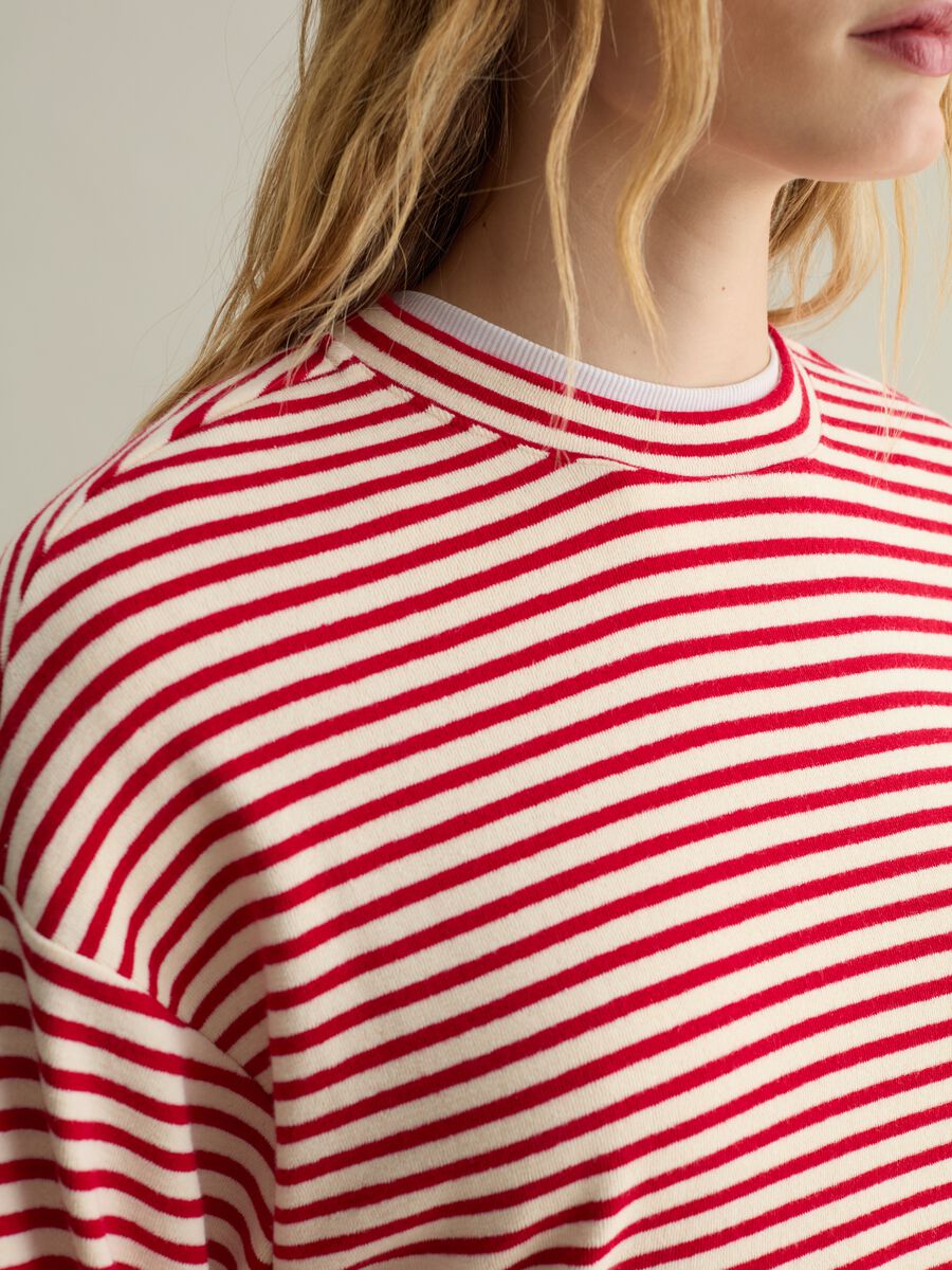 Sweatshirt with thin stripes_3