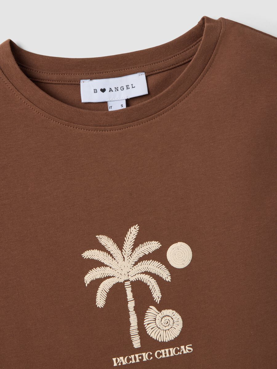 T-shirt fitted in cotone elasticizzato marrone con stampa_5