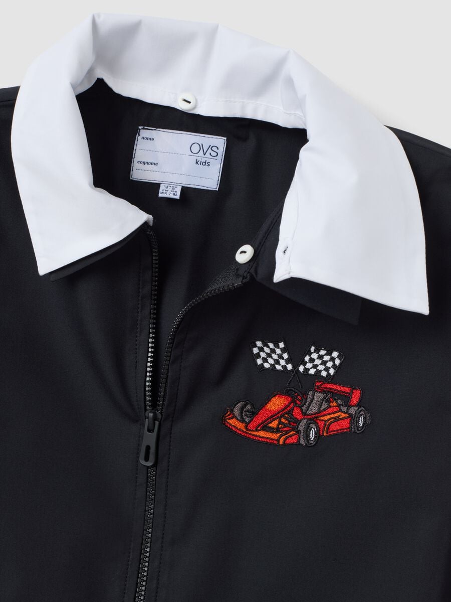 Black school apron with zip and go-kart embroidery for boys_2
