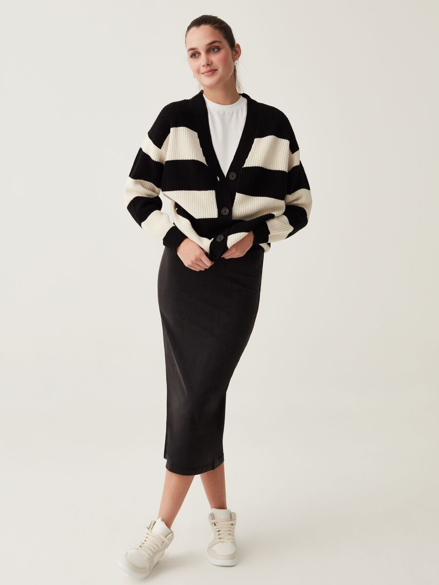 Cardigan a righe con scollo a V_1