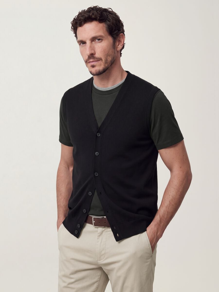 Black viscose-blend waistcoat with deep V-neck, regular fit_0